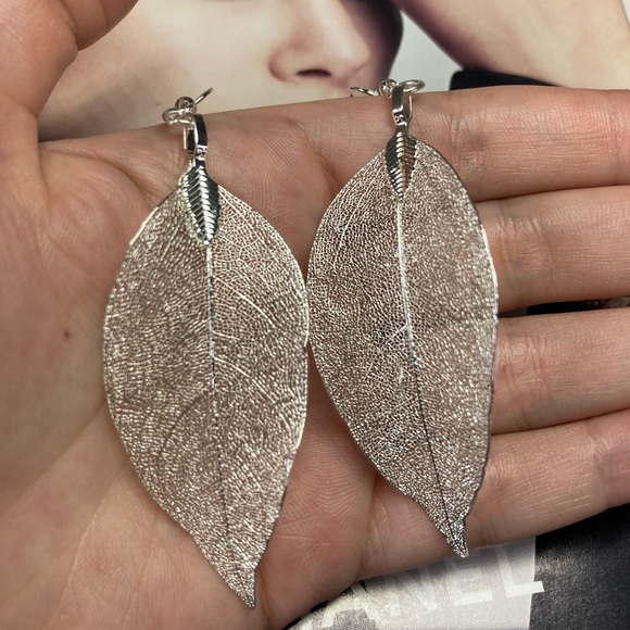 Beautiful Silver Tone Leaves - Picture 3 of 4